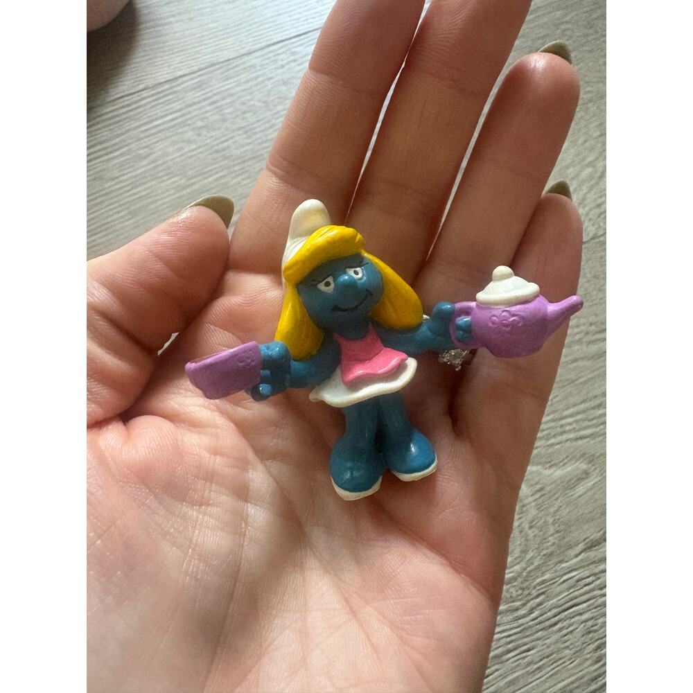 Vintage 80s Smurf Smurfette Toy Figure Pink Apron Purple Teapot Cup - Picture 2 of 5